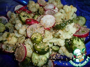 Рецепт Салат с цветной капустой, огурцом, редисом
