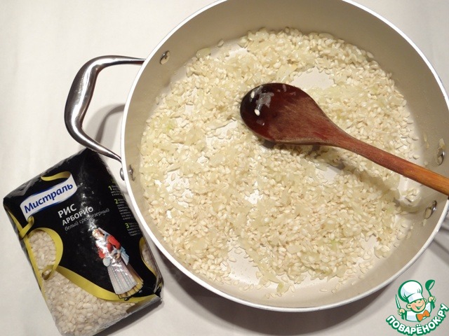 рис в мультиварке ризотто. в рис добавляют лук. в рис добавляют лук. рис с морковью на сковороде. рис жареный с яйцом и луком.