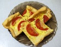 Слоёный пирог с моцареллой и помидорами