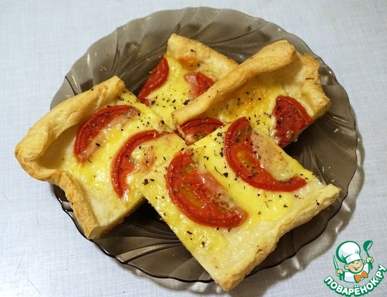 Слоёный пирог с моцареллой и помидорами