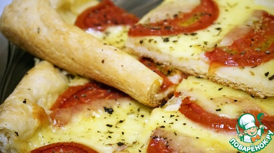 Слоёный пирог с моцареллой и помидорами