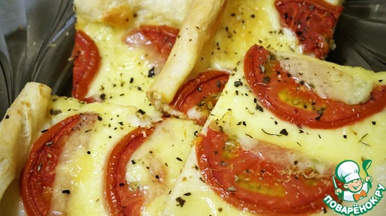 Слоёный пирог с моцареллой и помидорами