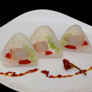 Рецепт Ролл с креветкой, декорированный жареной рисовой бумагой