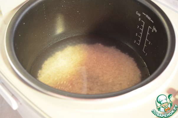 Залила мультиварку водой. В мультиварку заливают горячей или холодной водой. Можно ли заливать в мультиварку горячую воду. В мультиварку без чаши налили воды и масло с рисом,что делать.