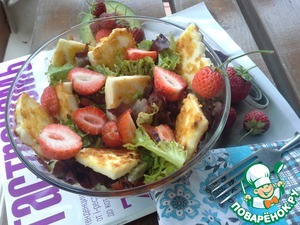 Рецепт Салат со свежей клубникой, авокадо и жареным сыром халуми