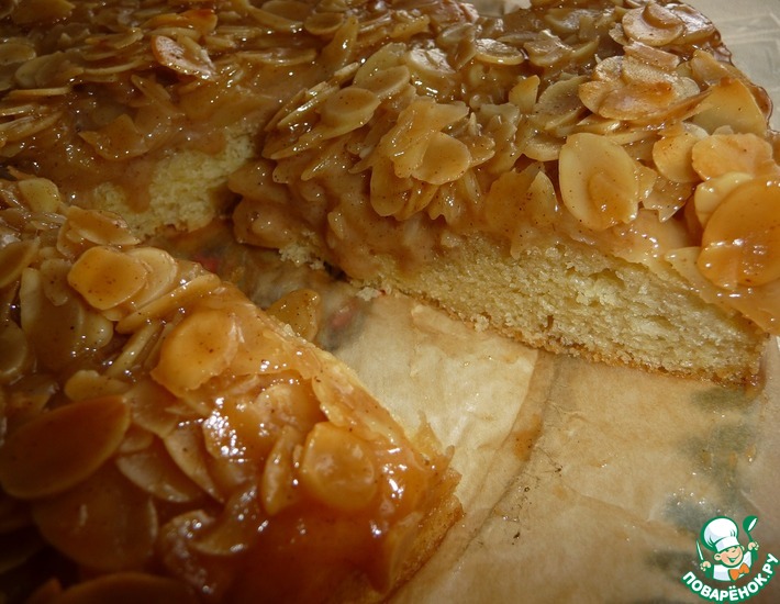 Рецепт: Дрожжевой пирог с карамельной заливкой и миндалем