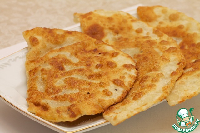 Постные чебуреки с картошкой. Постные чебуреки. Постные чебуреки с картошкой. Чебурек с картофелем. Постные чебуреки с картошкой.