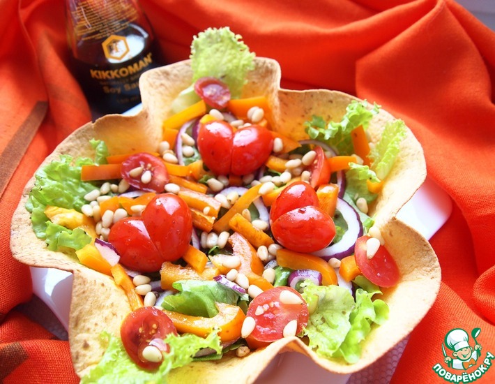 Рецепт: Овощной салат с кедровыми орешками в корзинке