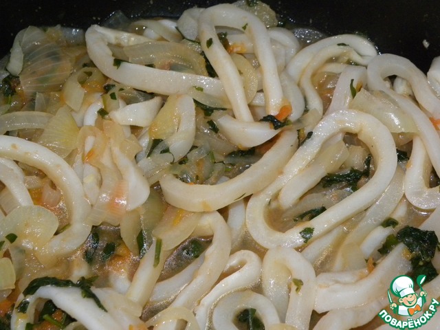 Простой рецепт кальмаров на сковороде. Кальмар на сковороде. Кальмары тушеные с солеными огурцами. Картофель с кальмарами на сковороде. Кальмар на сковороде в масле.