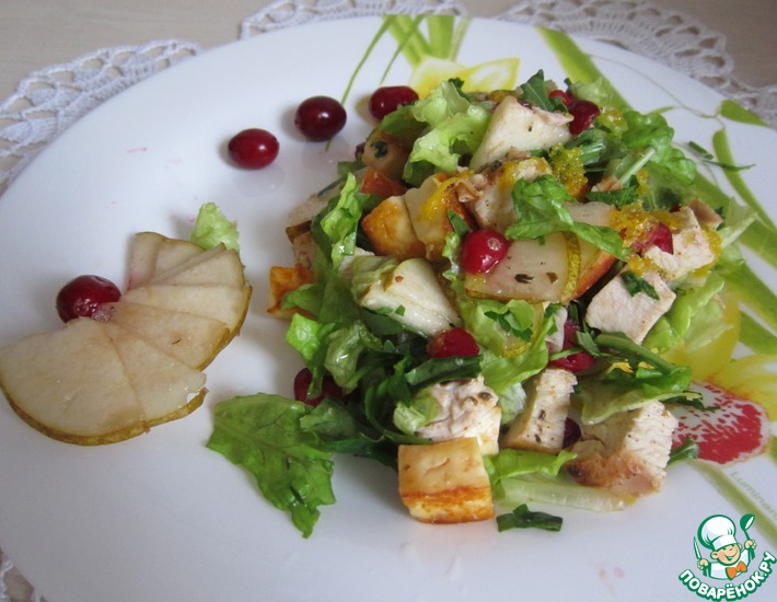 Рецепт: Теплый салат с грушей, сыром и курицей