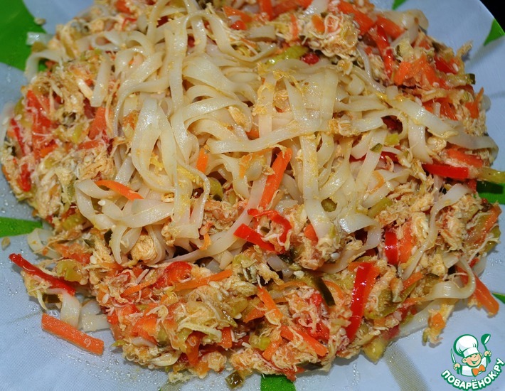 Рецепт: Рисовая лапша с курицей и овощами