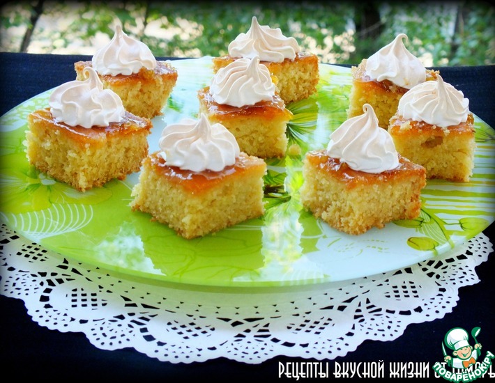 Рецепт: Пирожные с абрикосовым джемом и безе