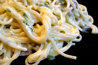 Рецепт: Спагетти со шпинатом в сырно-сливочном соусе