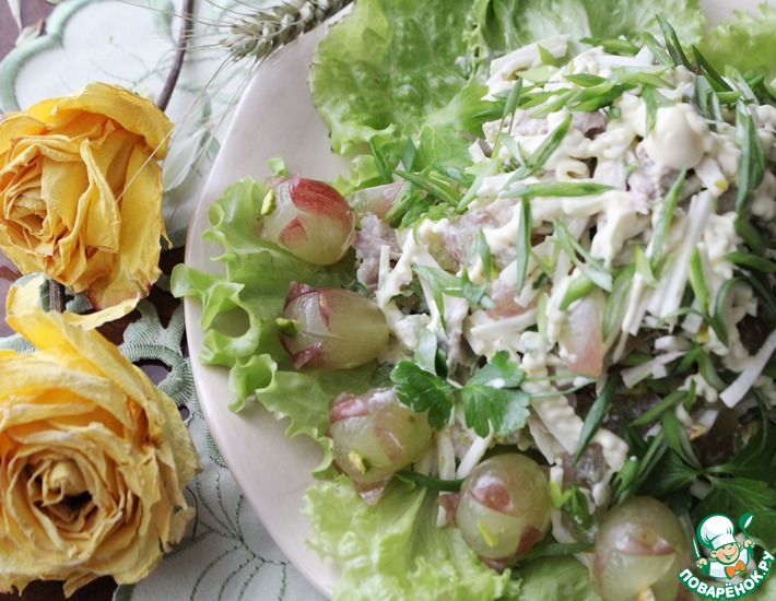 Рецепт: Салат с отварной курицей и виноградом