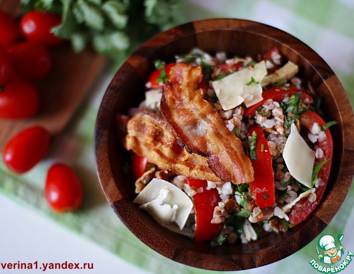 Рецепт: Салат из гречки с помидорами и беконом