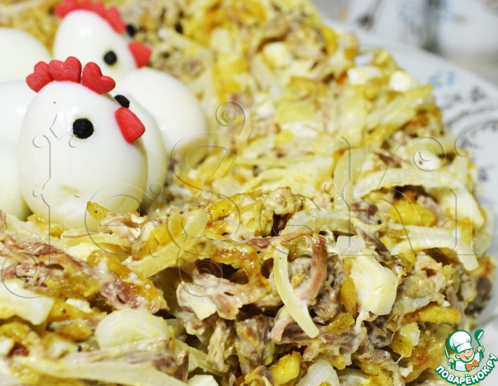Салат Гнездо глухаря с курицей, яйцами, картошкой и огурцами