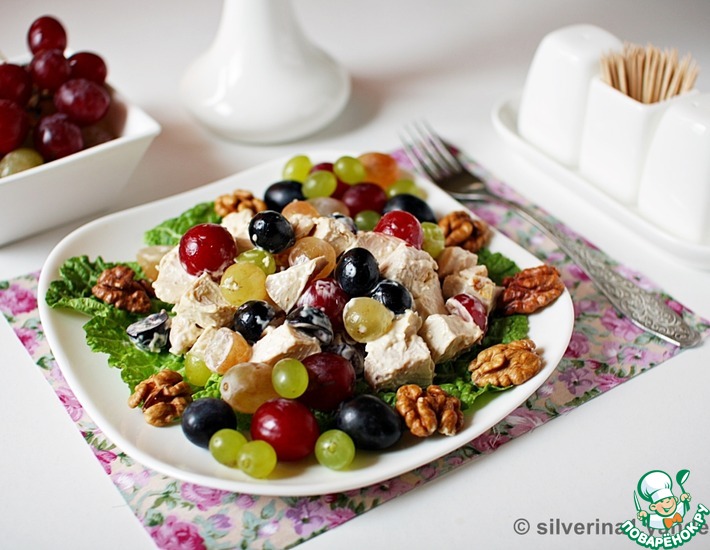 Рецепт: Куриный салат с виноградом и орехами