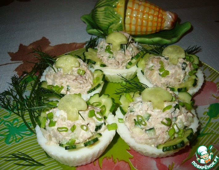 Рецепт: Салат с тунцом в яичных тарталетках