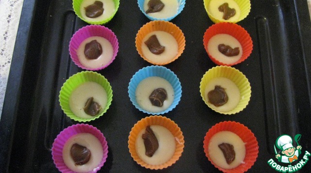 кексы с вареной сгущенкой в силиконовых формочках. кексы в формочках со сгущенкой. кексы в бумажных формочках в духовке. кексы в формочках со сгущенкой.