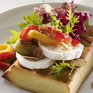 Рецепт Тесто для вафель с салатом, перцем, сыром и миндалем