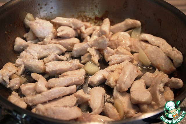 Куриная грудка с жареным луком. Части курицы жареные на сковороде. Куриная грудка жареная на сковороде с луком. Куриная грудка жареная с луком. Курица кусочками на сковороде.