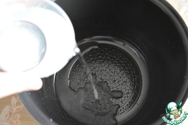 Залила мультиварку водой. В мультиварке под чашу попала вода. Кипяток. Мультиварка залитая водой прикол. Как кипит вода в мультиварке.