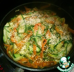 Рецепт Вегетарианская лапша из цуккини и морковки с кунжутом