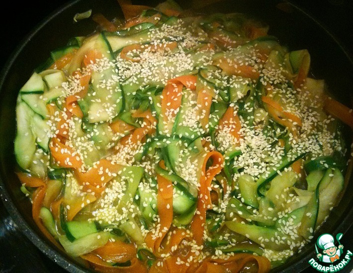 Рецепт: Вегетарианская лапша из цуккини и морковки с кунжутом
