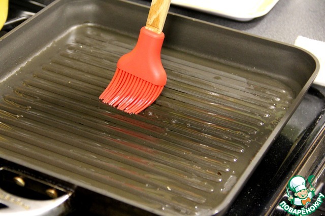 стейк на электрогриле. нужно ли смазывать гриль маслом. блюда на сковородке гриль. нужно ли смазывать гриль маслом. для мытья электрогриля.