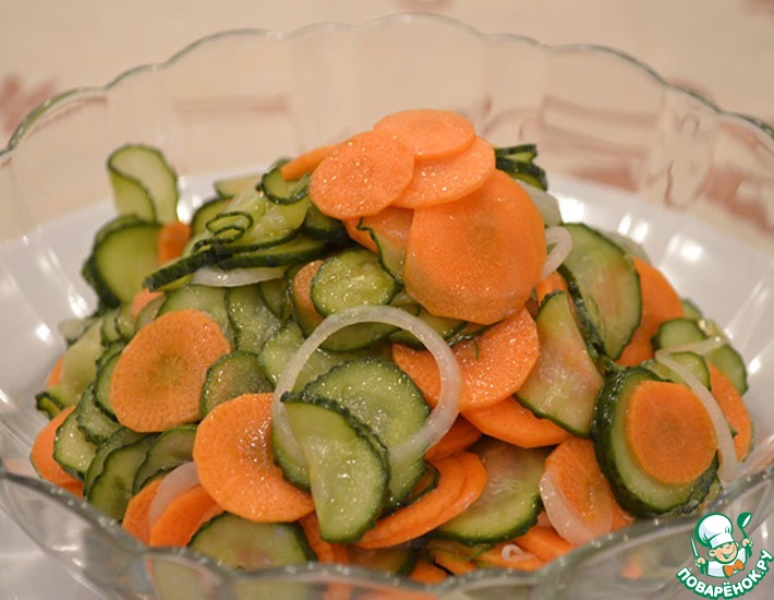 Рецепт: Маринованный салат из огурцов и моркови