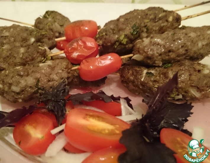 Рецепт: Люля-кебаб на шпажках с помидорами