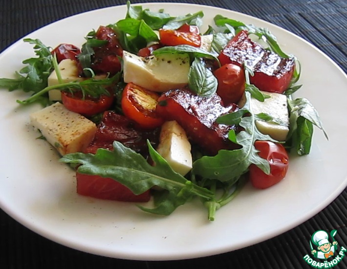 Рецепт: Салат с жареным арбузом, брынзой, помидорами