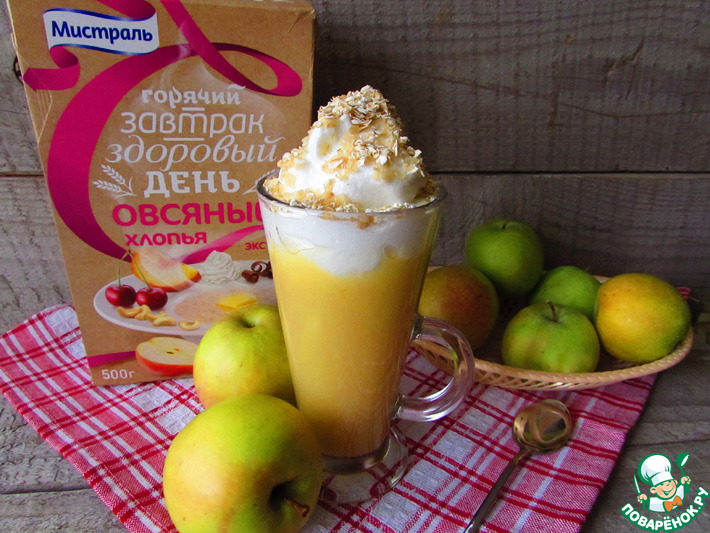 Пена из яблочного сока. Мусс из яблок с желатином. Пюре из спелого сладкого яблока. Сок забродил. Яблочный сок с пенкой.