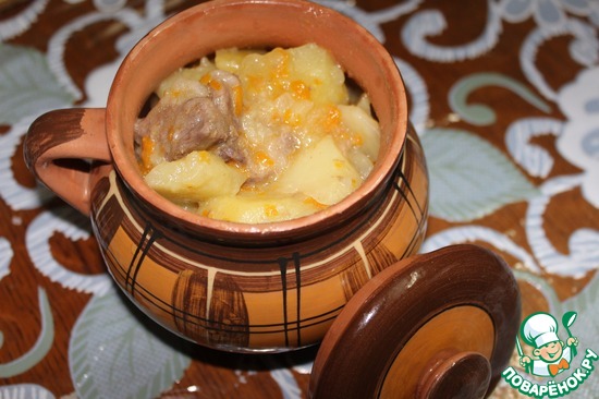 Картофель, тушеный со свининой в горшочке