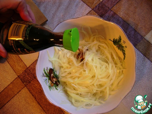 лук хе. блюда с корейской морковкой. корейское хе из рыбы. лук хе. рыба хе по-корейски с морковью.