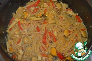 Спагетти с морепродуктами в сливочном соусе - рецепты с креветками, кальмарами, мидиями, крабом и гребешками