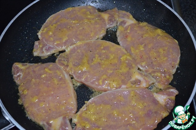 сочный стейк из свинины. свинина жареная кусочками. замариновать мясо для жарки на сковороде свинину. замариновать мясо для жарки на сковороде свинину. маринованное мясо для шашлыка.