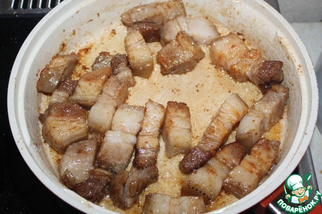 Готовим грудинку на сковородке. Как пожарить грудинку на сковороде. Жареная свиная гузенка. Жареная свиная гузенка. Грудинка на мангале.