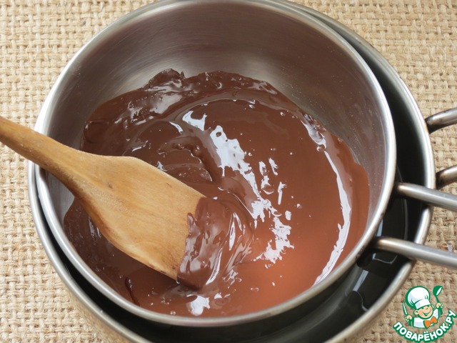 Растопить шоколад на бане. Растопленный шоколад. Водяная баня для шоколада. Шоколад и растопленным шоколад. Растапливание шоколада на водяной бане.