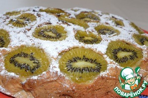 Рецепт Бисквитный пирог с изюмом, орехами и киви