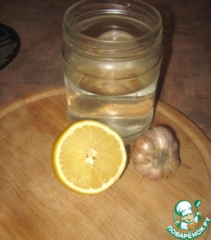 Рецепт лимона чеснока воды. Настой чеснока с лимоном. Чеснок и лимон настоянный на воде. Вода с лимоном и чесноком. Лимон с чесноком в банке.