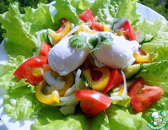 Рецепт: Салат с тунцом и яйцом пашот