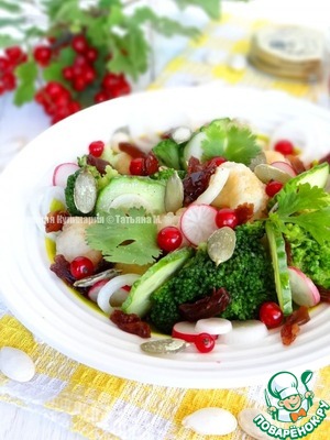 Рецепт Овощной салат с изюмом, ягодами и тыквенными семечками