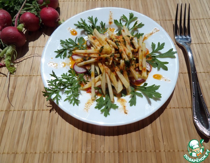 Рецепт: Салат с редисом, яблоком и кресс-салатом