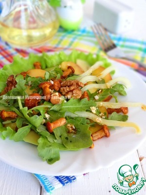 Рецепт Зелёный салат с персиком и лисичками