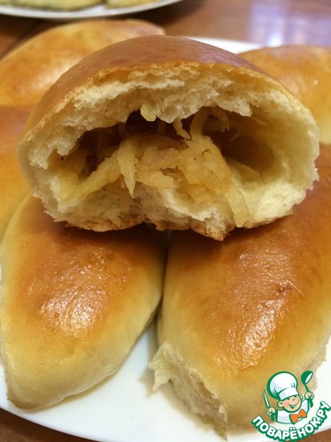 Пирожки на дрожжевом тесте с яблоками (в разрезе)