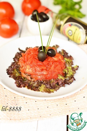 Рецепт Салат с малосольной семгой, маслинами и помидорами