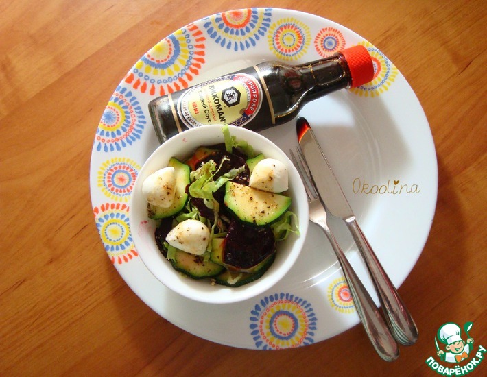 Рецепт: Салат со свёклой и моцареллой с соевым соусом