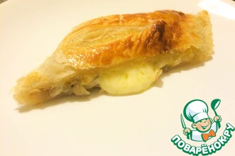 Рецепт: Пирог-рулет из слоеного теста с луком и сыром
