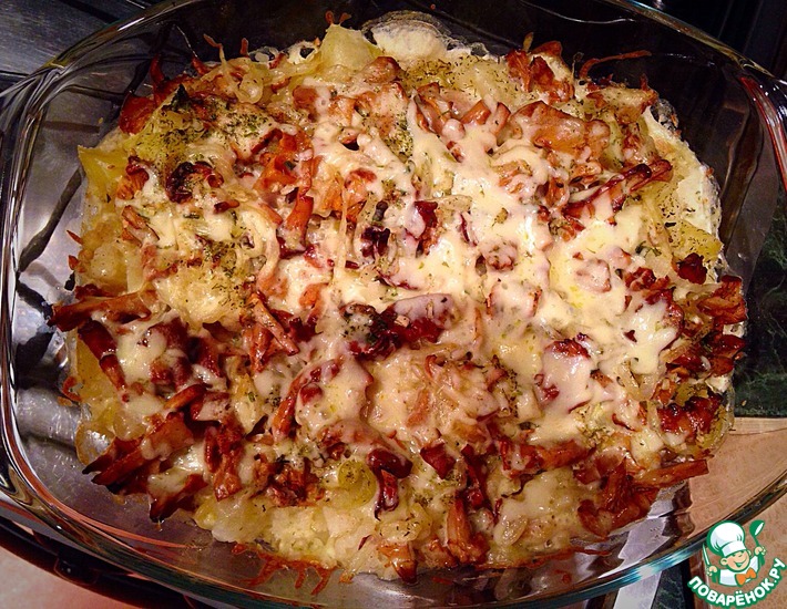 Рецепт: Молодая картошка с лисичками под сырной корочкой